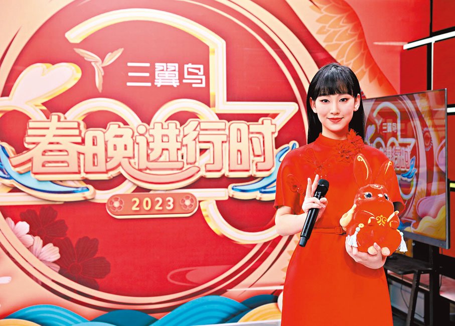 ◆ 炎明熹登上央視春晚，一身紅衣充滿喜慶。