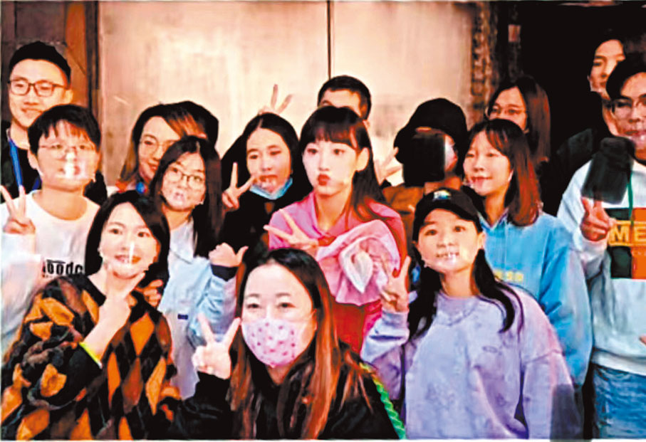 ◆ 炎明熹參加廣東衛視兔年春晚錄製，內地歌迷探班及合照。