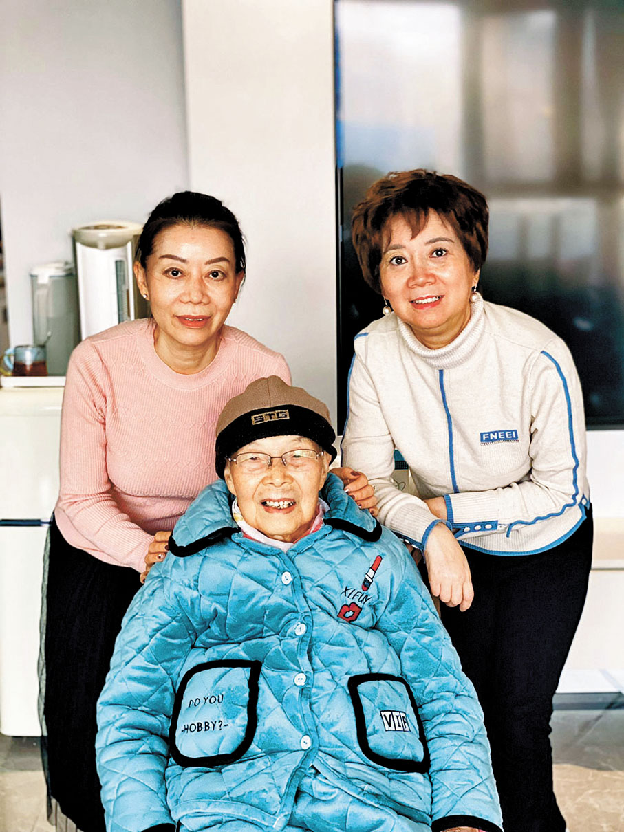 ◆ 張女士（左）與胞姊、母親的合照。 受訪者供圖