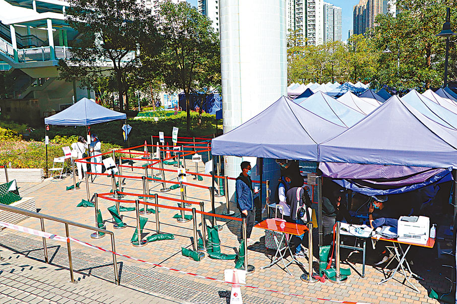 ◆將軍澳唐明街公園的檢測站，人流不多。香港文匯報記者北山彥  攝