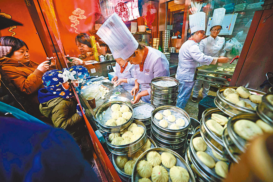 ◆在天津古文化街，市民及遊客觀看狗不理包子的製作過程。 資料圖片