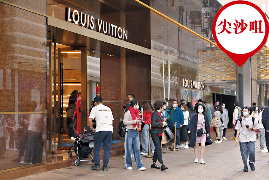 ◆ 名店林立的尖沙咀廣東道再現人龍。香港文匯報記者萬霜靈  攝