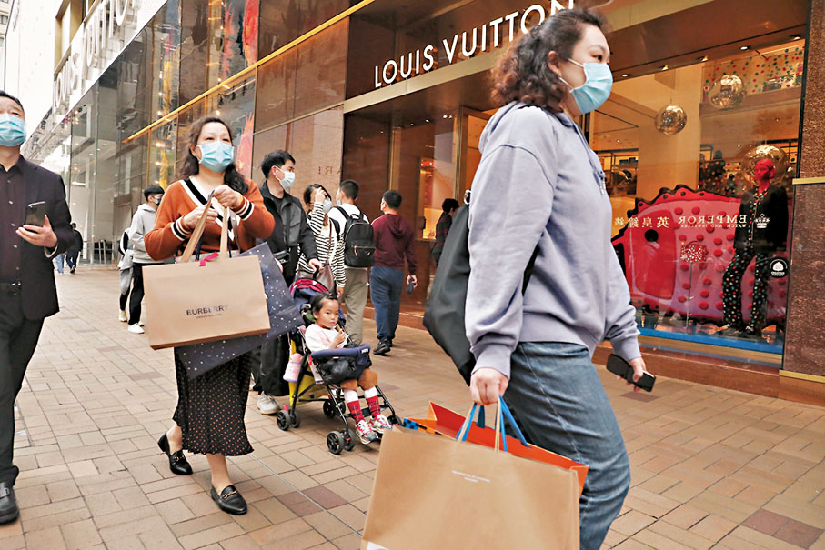 ◆ 在尖沙咀，不少人手提一袋袋「戰利品」滿載而歸。香港文匯報記者萬霜靈  攝