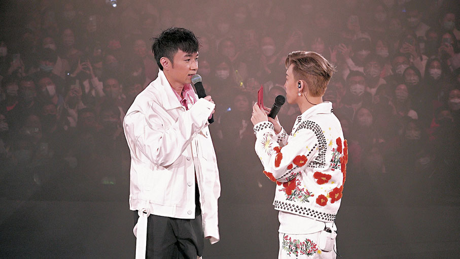 ◆古巨基在舞台上給張天賦利是。