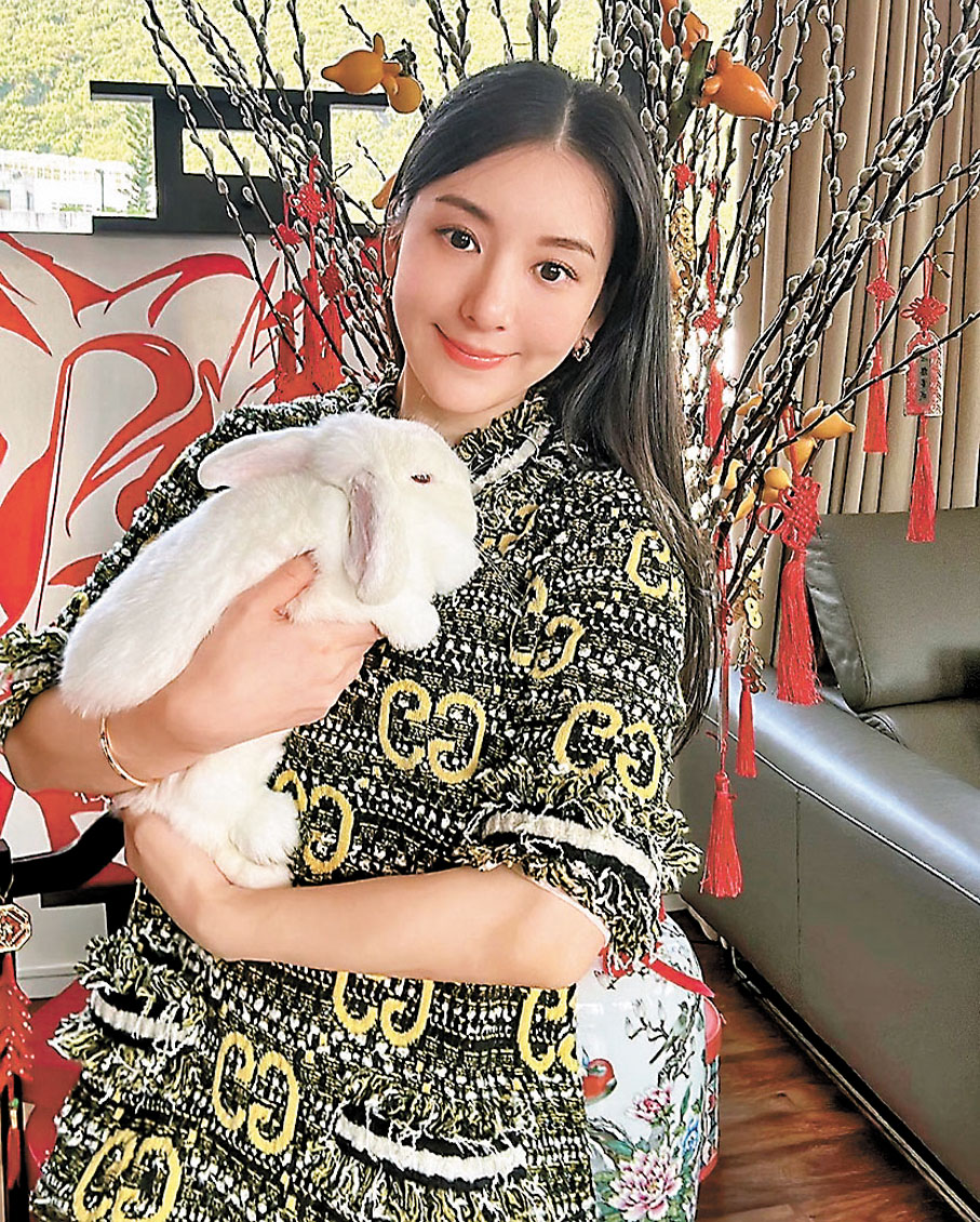 ◆ 方媛抱着可愛小白兔，祝大家兔年吉祥！