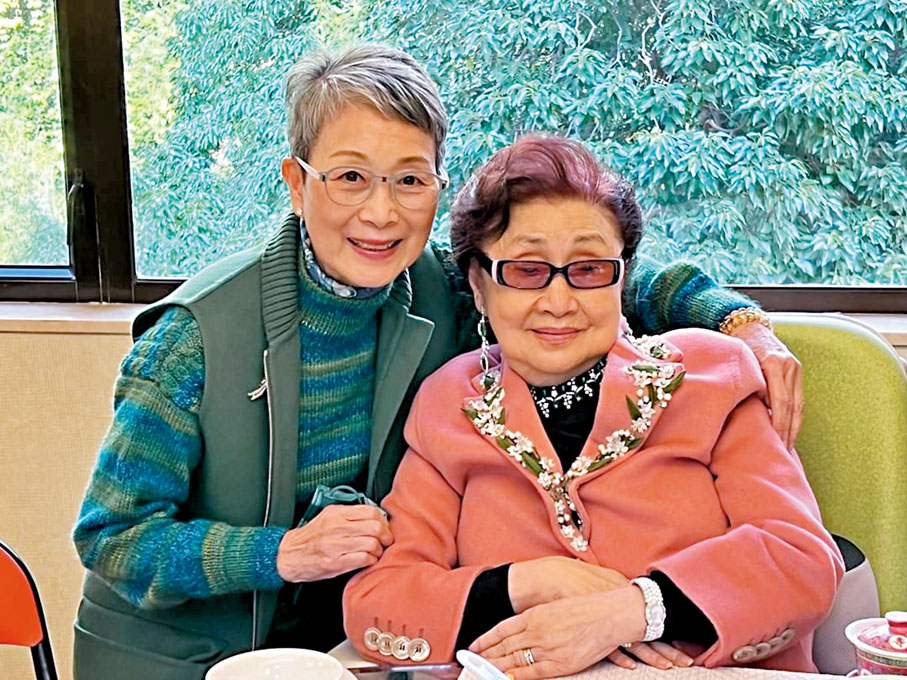◆ 仙姐（右）與後輩們開心過大年。