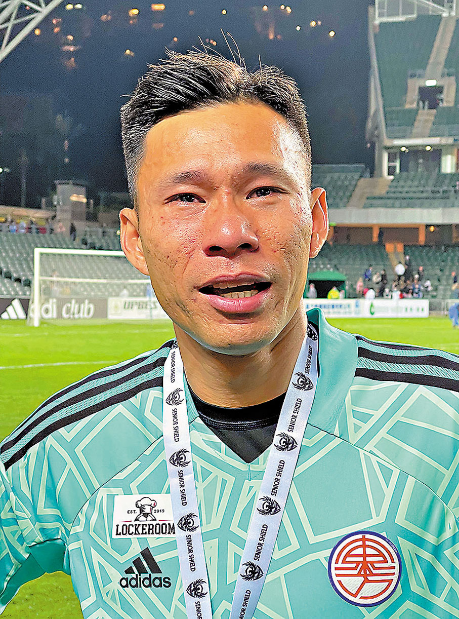 ◆「英雄煇」強忍眼淚接受傳媒訪問。香港文匯報記者黎永淦  攝