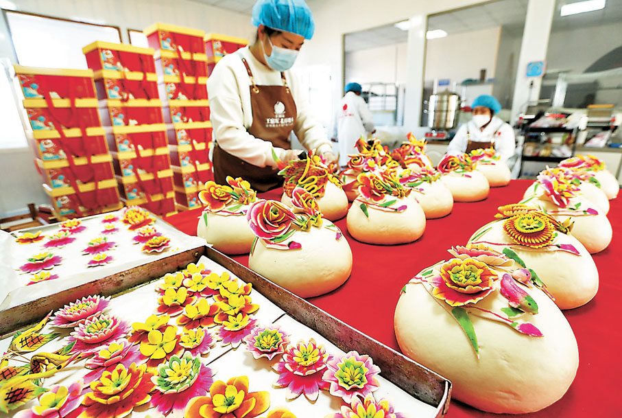 ◆即墨區北安街道王宿莊村的農民在做花饃。