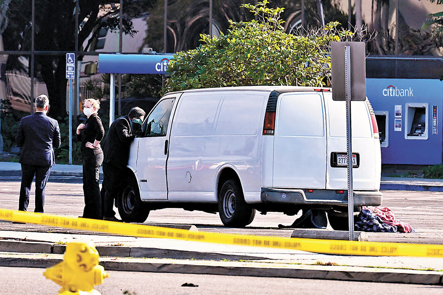 ◆警方發現槍手的白色小型客貨車，靠近該車時，槍手開槍自殺身亡。圖為當局人員事後到場調查。 法新社