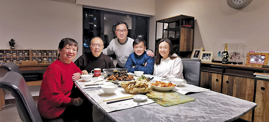 ◆杜啟峻（中）返港與家人團聚共進年夜飯。 受訪者供圖