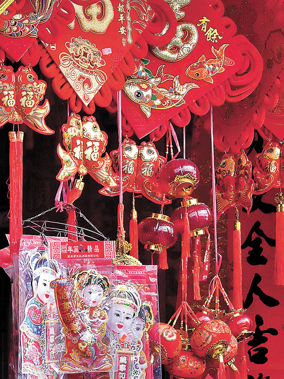 ◆揭陽市集的福字錦鯉掛件等吉祥物品是「錦鯉附體」的年俗元素來源。香港文匯報杭州傳真
