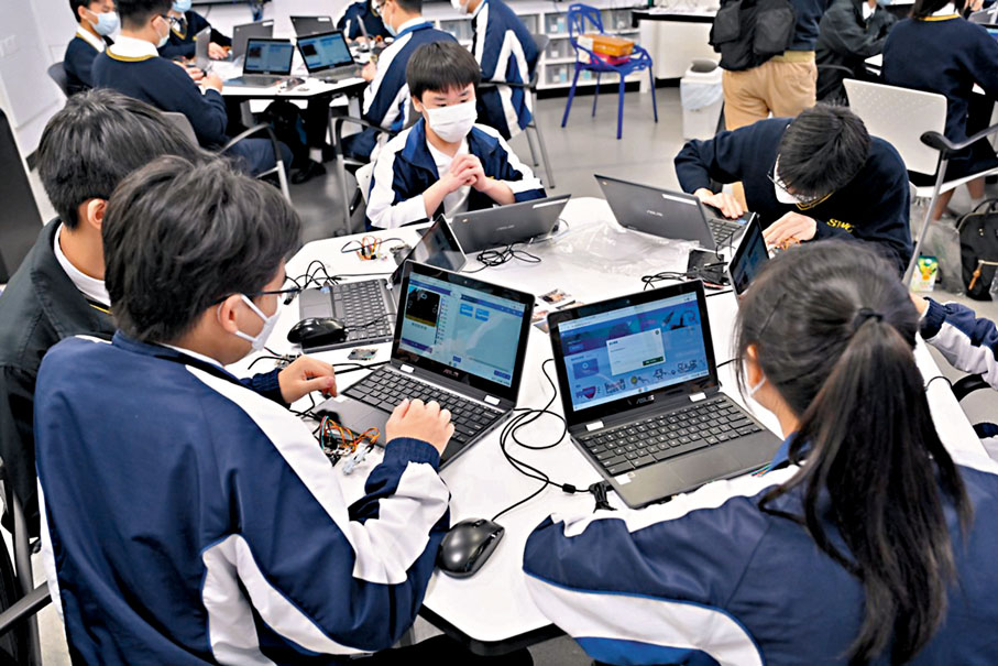 ◆宣道會陳朱素華紀念中學的中四學生運用編程技巧，製作人工智能防疫系統。