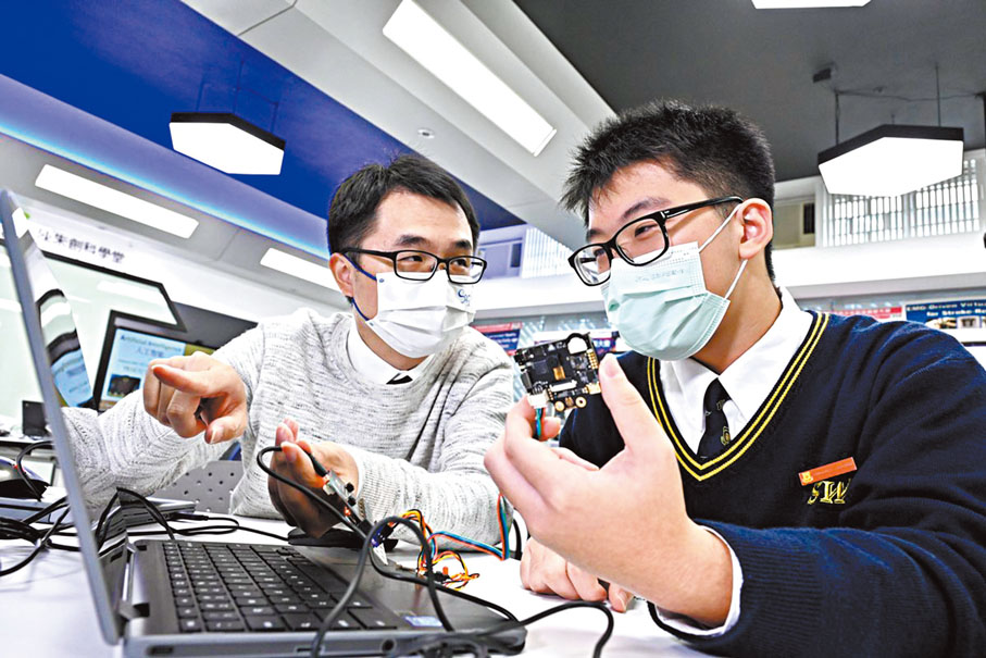 ◆蘇旻達（右）對人工智能大感興趣，每星期花約八小時學習資訊科技。