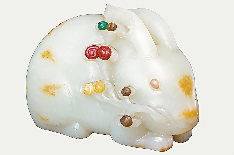 ◆清·青玉嵌寶石臥兔