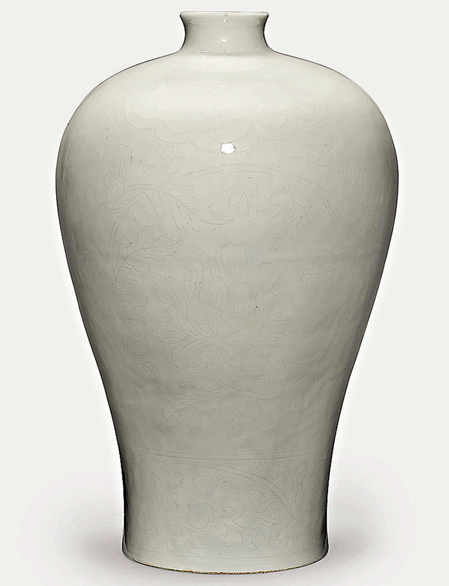 ◆明永樂甜白釉暗花纏枝牡丹紋梅瓶　圖片來源：蘇富比 (1)