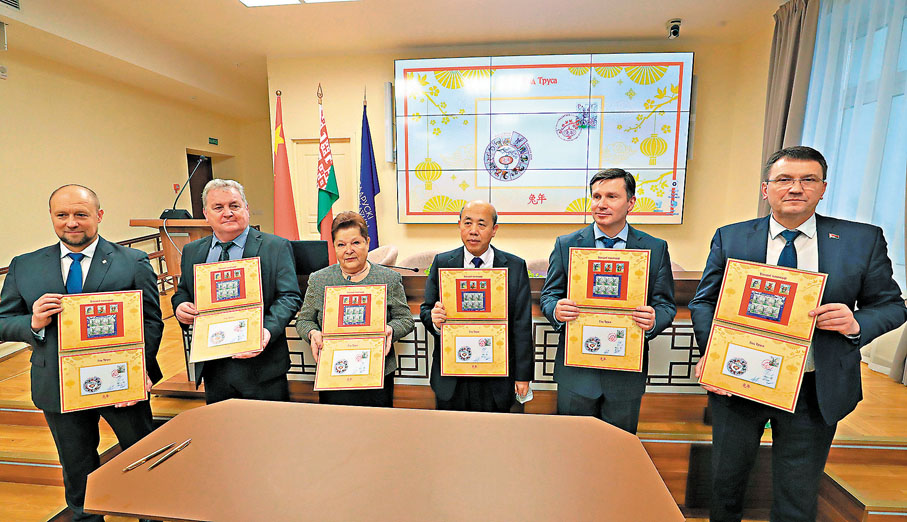 ◆白俄羅斯國立大學孔子學院舉辦白俄羅斯《東方曆法：兔年》郵票和首日封發行儀式。1月10日，中國駐白俄羅斯大使謝小用（右三）等嘉賓展示白俄羅斯通信與信息化部發行的中國兔年郵票和首日封。 新華社