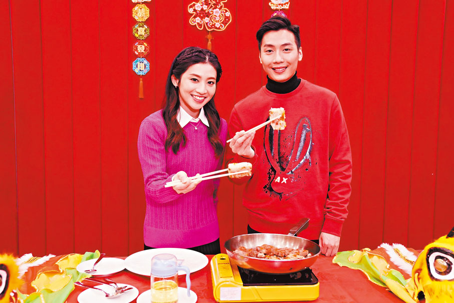 ◆王志良大展煎糕廚藝，梁非同從旁幫手。