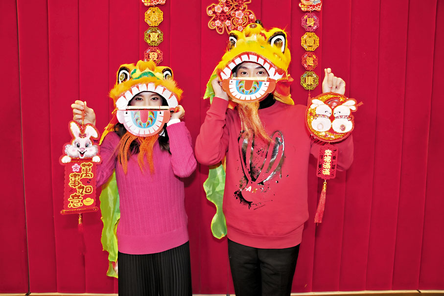 ◆王志良與梁非同扮舞獅來祝賀大家旺足全年。