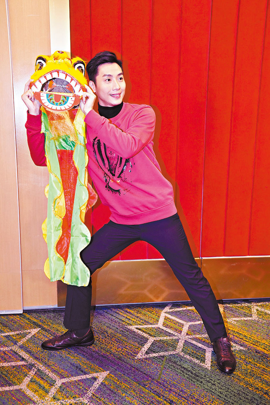 ◆王志良穿上紅色兔衫舞獅，非常帥氣。