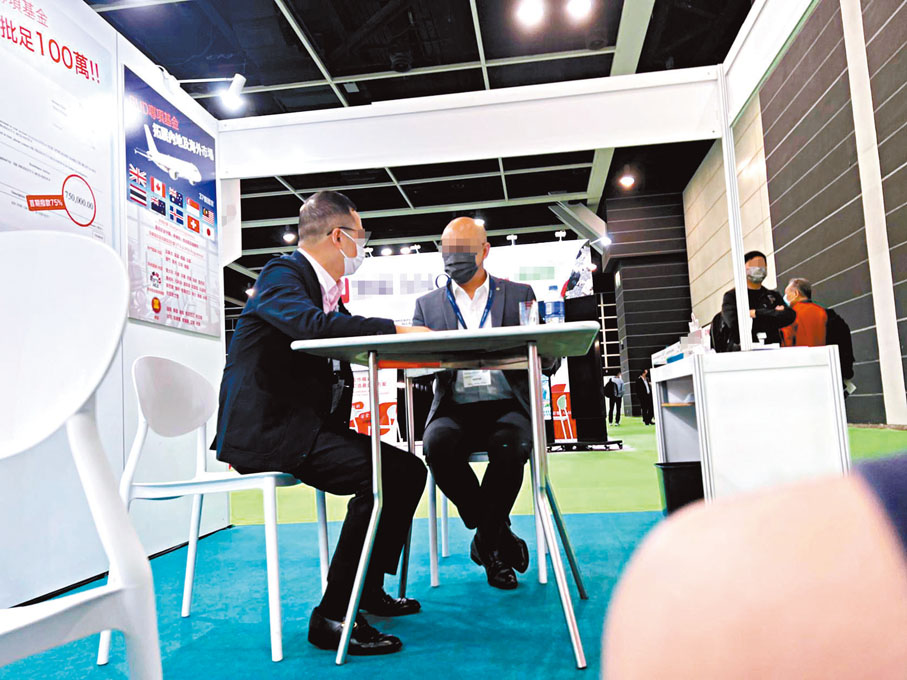 ◆記者直擊有「顧問」（左）不停游說申請者找來幾位相熟朋友做「人頭」。