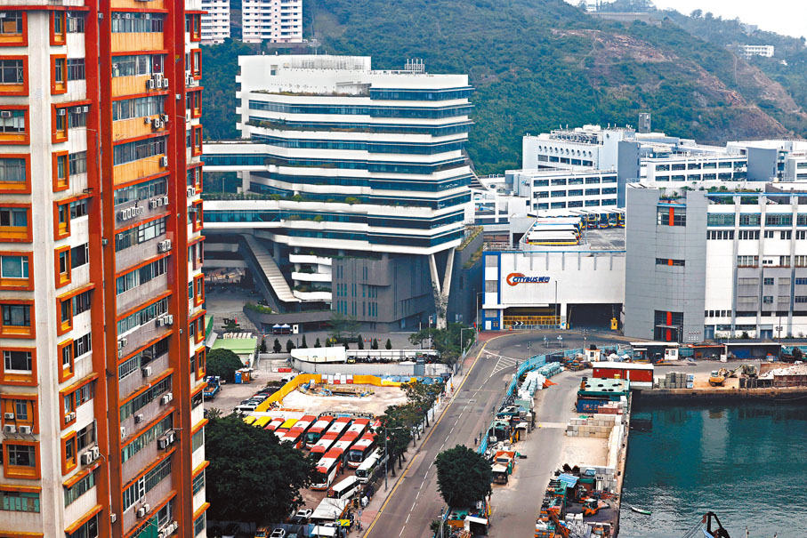 ◆據了解，政府初步敲定3幅市區地興建簡約公屋，包括啟德世運道、觀塘區「三彩」附近及柴灣常安街。圖為柴灣常安街一幅空地。香港文匯報記者鄺福強  攝