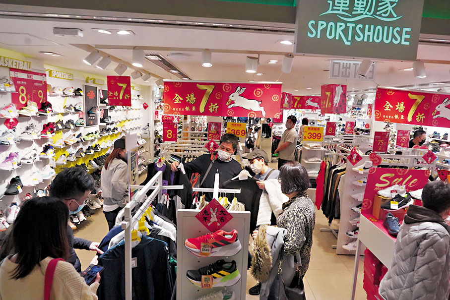 ◆消費者信心目前狀況指數見2004年有調查以來新低。消費者預期指數則明顯高於疫情前。香港文匯報記者曾興偉  攝