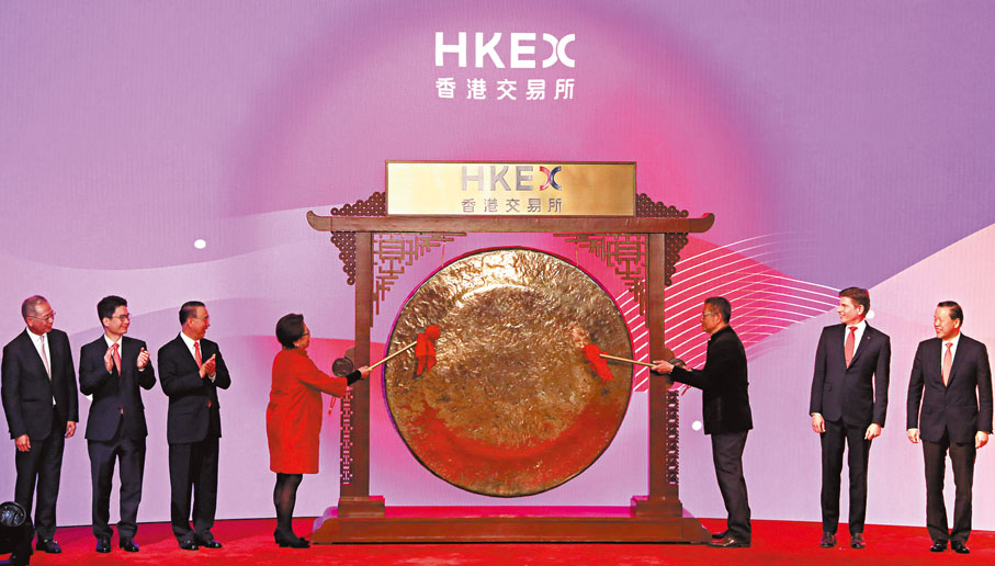 ◆ 港交所昨日自新冠疫情爆發3年來，首度復辦新春開市儀式。圖為史美倫（左四）及陳茂波（右三）敲響大銅鑼。