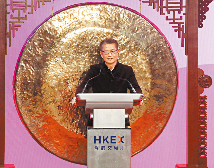 ◆ 陳茂波表示，深信今年港股一定「兔氣揚眉、兔躍如飛」，跳上新台階，踏上新水平。 