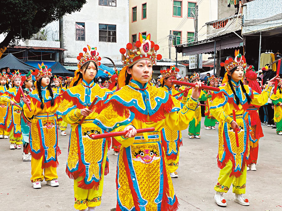 ◆珠浦女子英歌隊巡演。香港文匯報記者李薇  攝