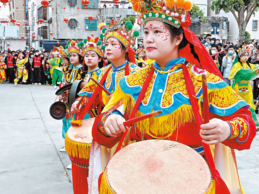 ◆珠浦女子英歌隊成員敲鼓巡演。香港文匯報特約通訊員方文奇  攝