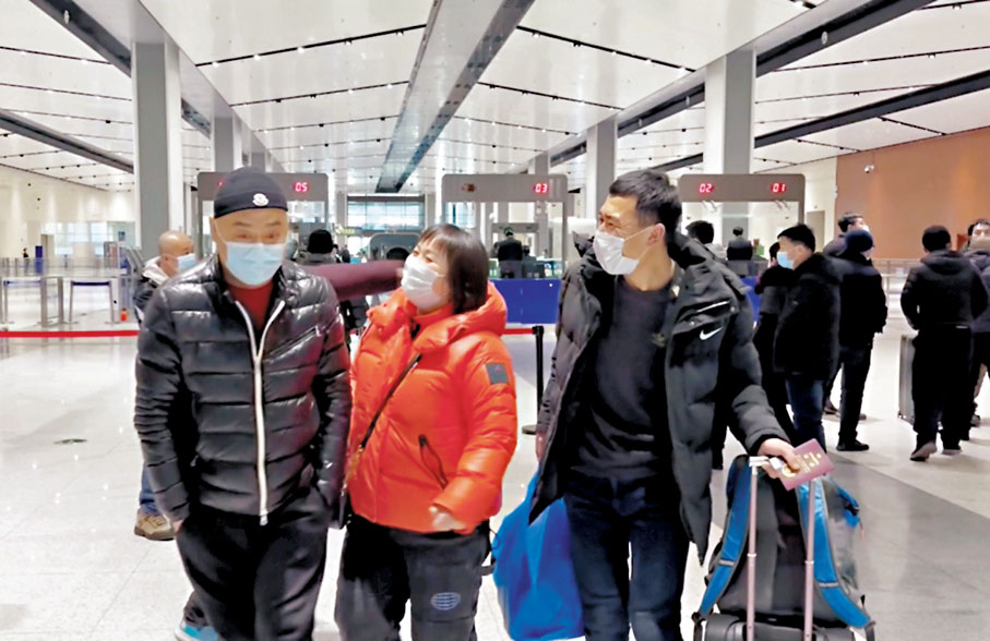 ◆ 中國旅客經綏芬河口岸回家，心情非常興奮。 香港文匯報記者于海江 攝