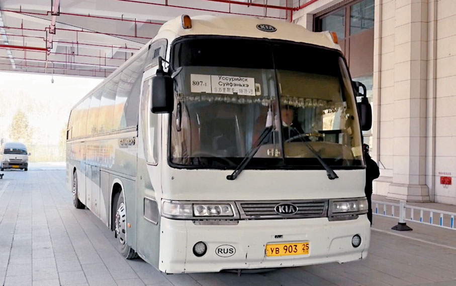 ◆駛入綏芬河口岸的俄羅斯客車。香港文匯報記者于海江 攝