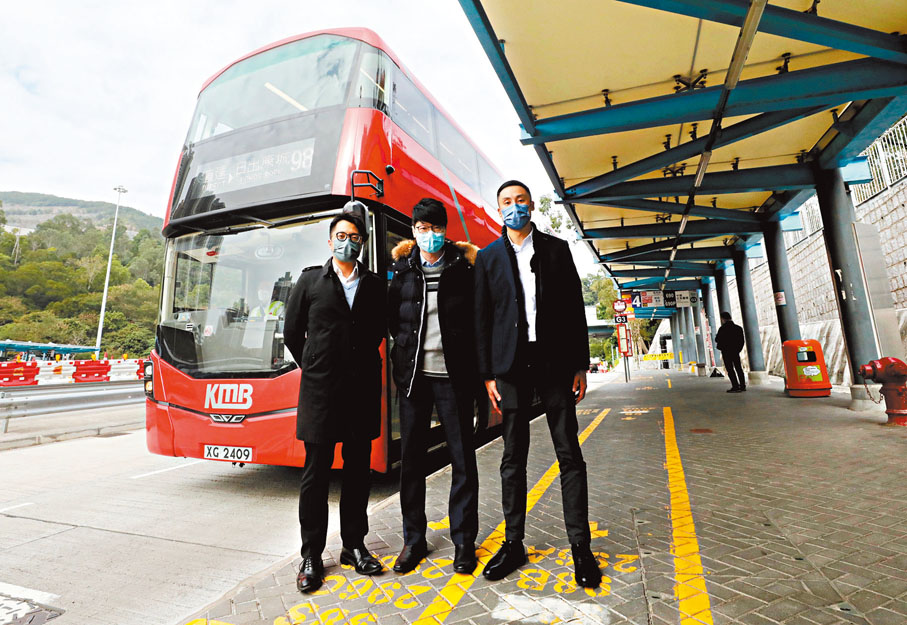 ◆將藍隧道通車後，98號線平均車程節省了12分鐘。（左起：李侃陵、麥成邦、九巴傳訊及公共事務部主管簡學悕）香港文匯報記者郭木又  攝
