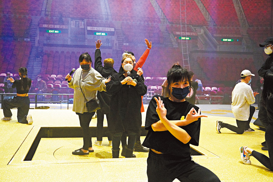 ◆ 肥媽首個紅館賀年演唱會昨日綵排，聯同黑妹及10多位舞蹈員已猶如正式上演般落力。