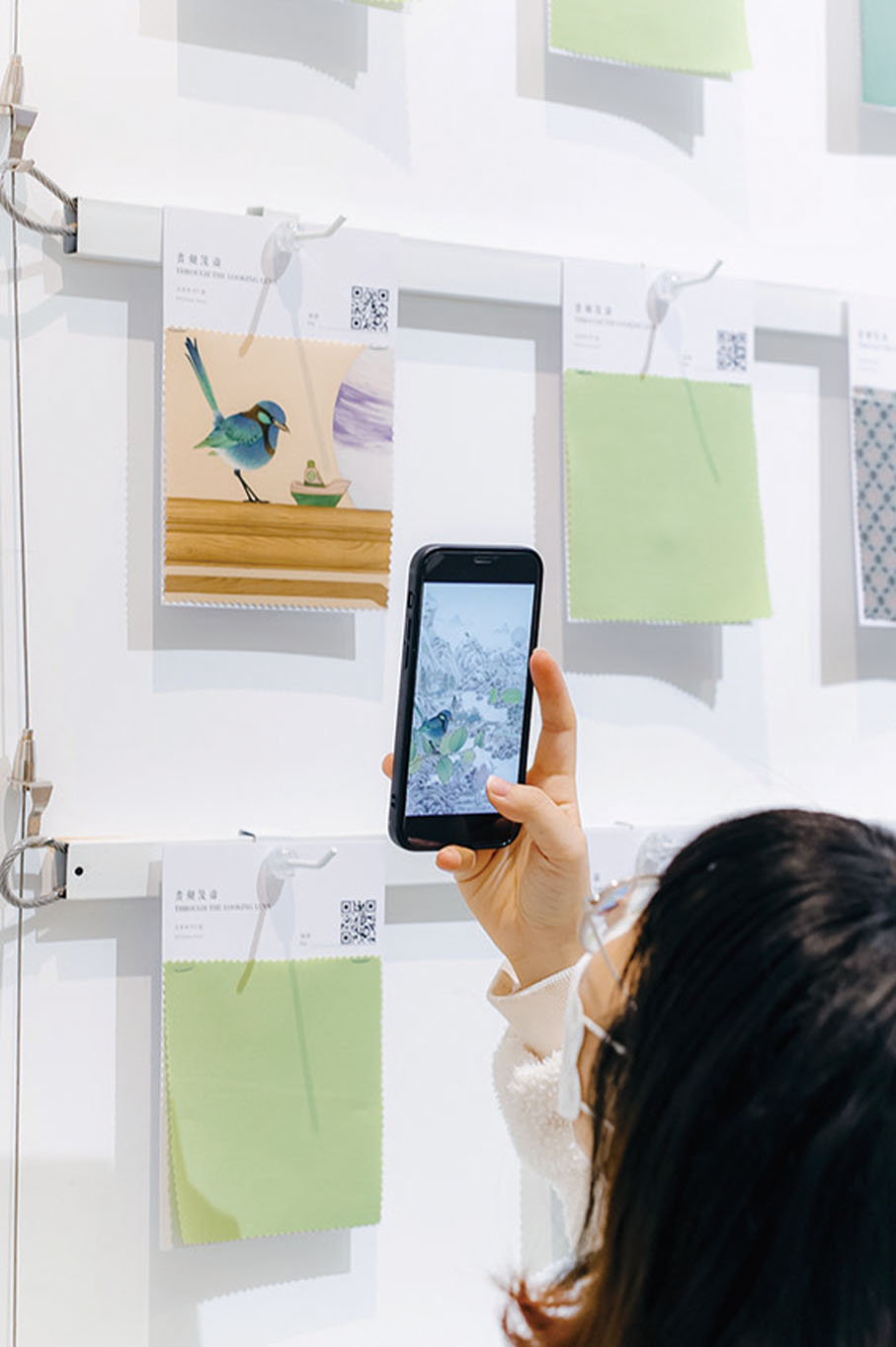 ◆ 觀者可以掃描不同展品上的二維碼，欣賞獨特短片。