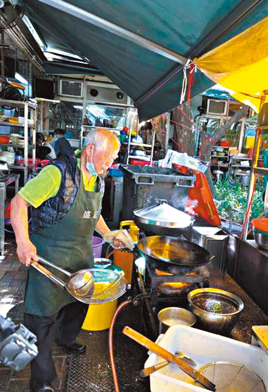 ◆楊九師傅在後廚忙碌。