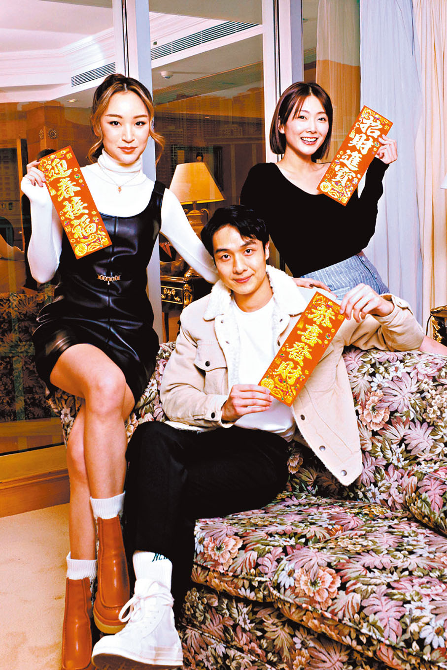 ◆左起：黃祖貽、鍾嘉駿及陳穎妮齊向讀者送上新春祝福。