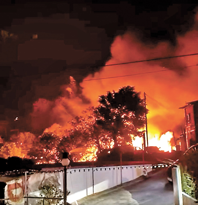 ◆ 橫龍村一車房昨凌晨發生三級火警，火光熊熊照亮夜空。 網上截圖