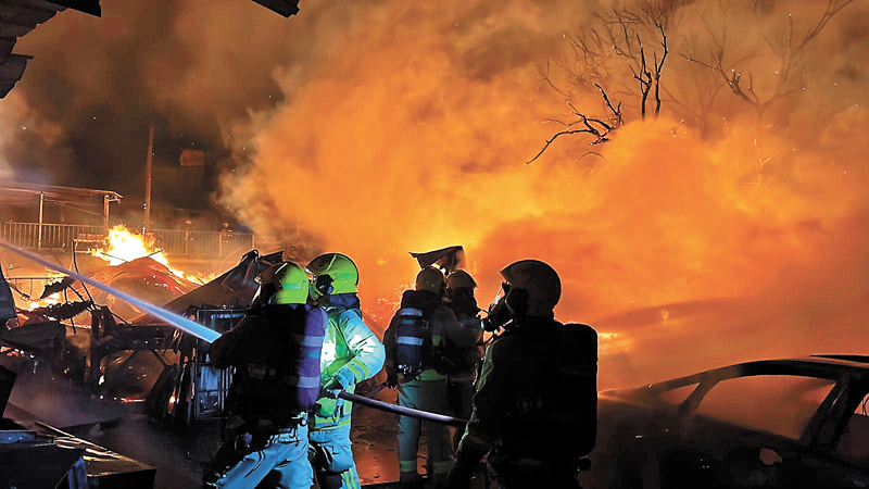 ◆ 消防處出動6條喉和6隊煙帽隊撲救。 消防處圖片