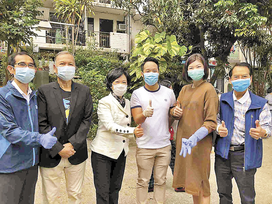 ◆何敬康(右三)早前與葉劉淑儀(左三)及立法會議員容海恩(右二)等出席田心村派漂白水活動。 資料圖片