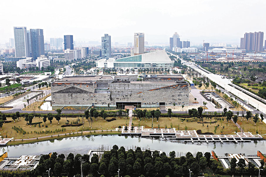 ◆ 博物館北部帶出一抹淺水，這是將「它山堰」寫意融入建築之中。   香港文匯報浙江傳真