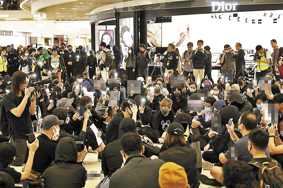 ◆現為註冊醫生的張家齊，被裁定非法集結罪成，醫委會最後判罰張家齊從普通科醫生名冊中除牌6個月，緩刑36個月。圖為2019年12月，有暴徒在元朗形點商場聚集。 資料圖片