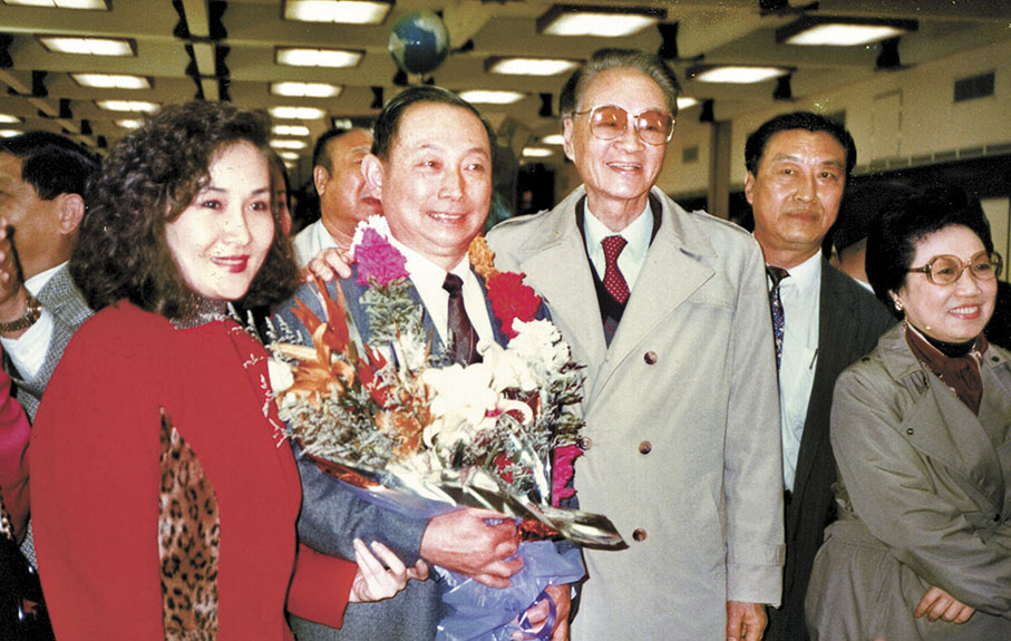 ◆1993年，梅葆玖（左二）赴台演出，弟子魏海敏（左一）與眾多友人、戲迷朋友到機場迎接。 中新社