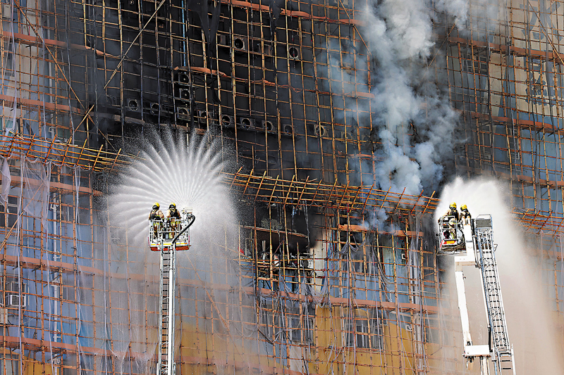 ◆消防動用4喉及4煙帽隊及兩個雲梯水塔灌救。 香港文匯報記者鄧偉明  攝
