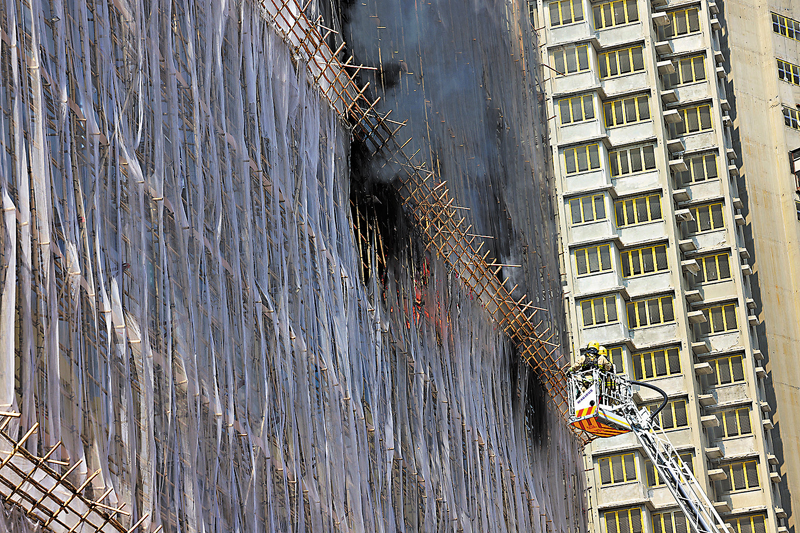 ◆棚架增添滅火難度。香港文匯報記者鄧偉明  攝