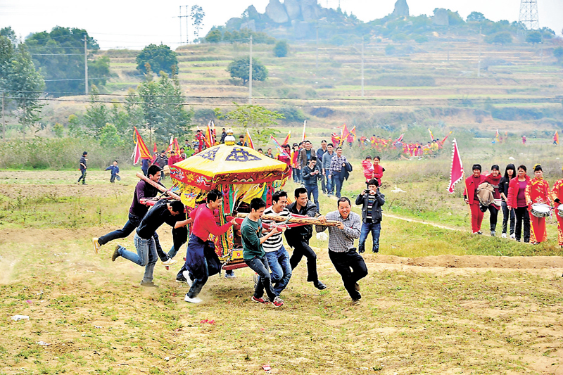 ◆正月閩南各地會抬出眾神明巡境朝拜。 香港文匯報福建傳真