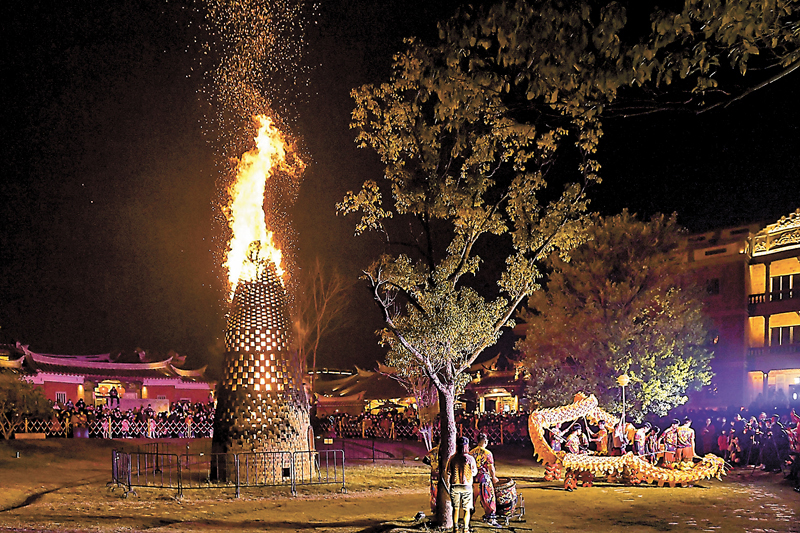 ◆晉江市梧林社區正月初一晚上的「燒塔」，寓意越來越旺。 香港文匯報福建傳真
