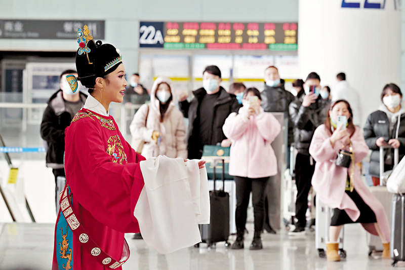 ◆黃梅戲劇院的演員在合肥南站候車大廳為旅客表演。