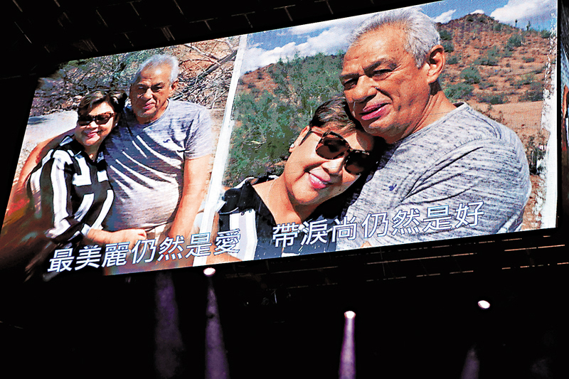 ◆肥媽演唱會上播放出昔日的恩愛片段。