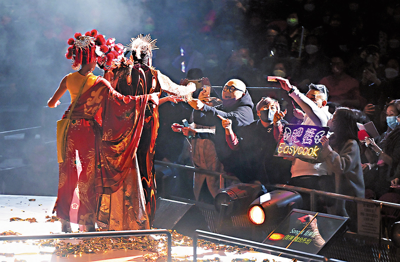 ◆阿Bob前來捧場兼大派利是。